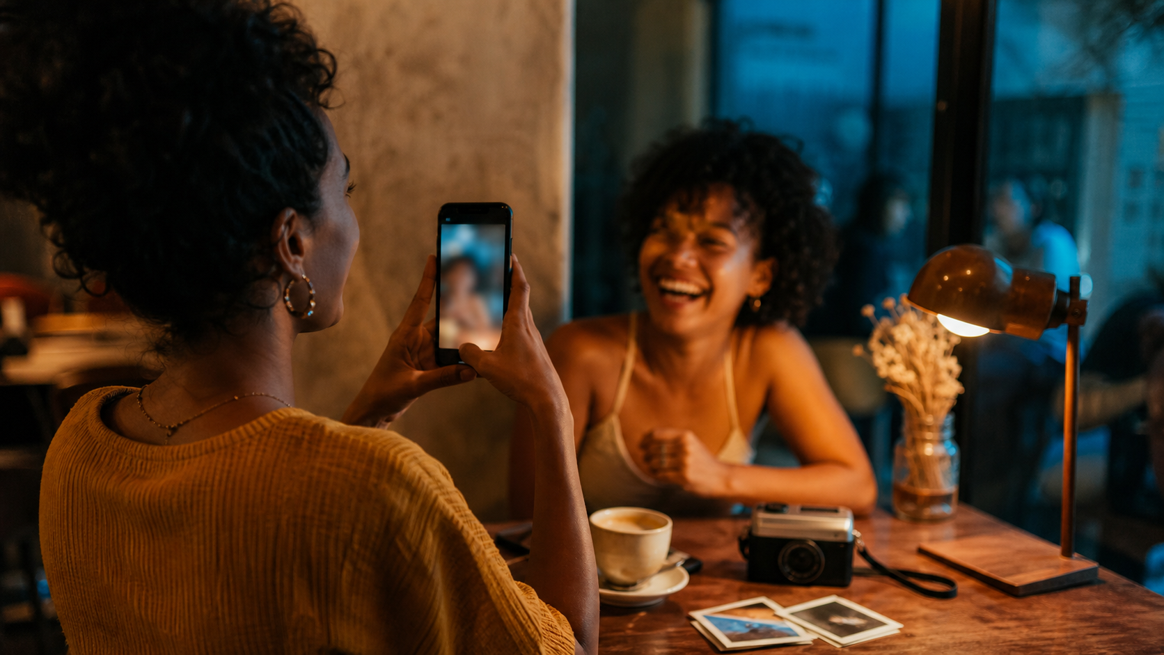 uma pessoa registra em vídeo uma conversa espontânea para conteúdo social
